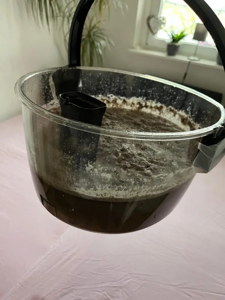 Schmutzwasser im Wasserfilter nach einer HYLA Vorführung