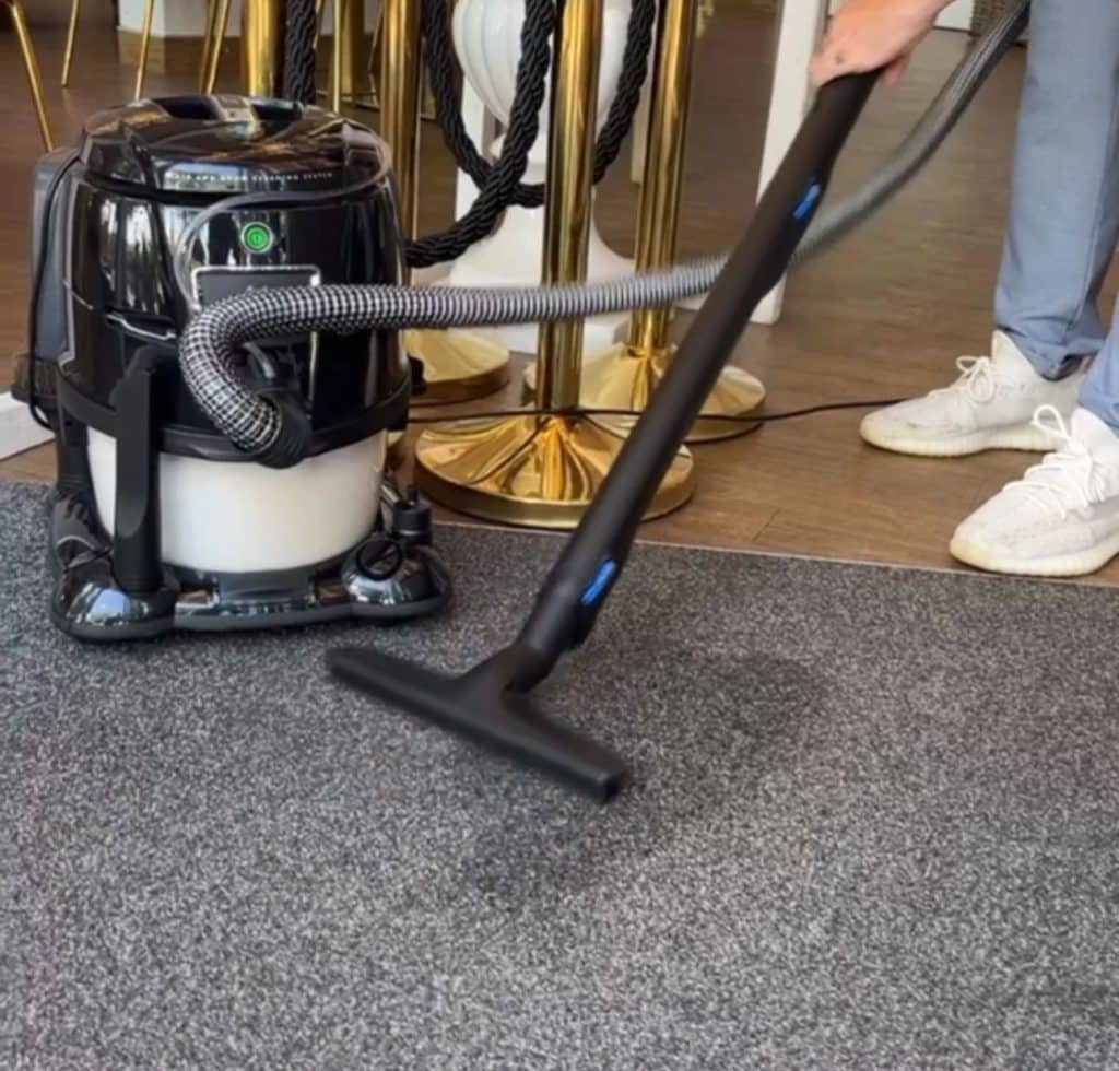 Nassreinigung eines Teppichs mit dem HYLA