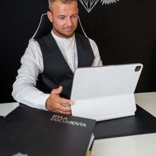 Robert Wentzlau guckt auf einen Bildschirm