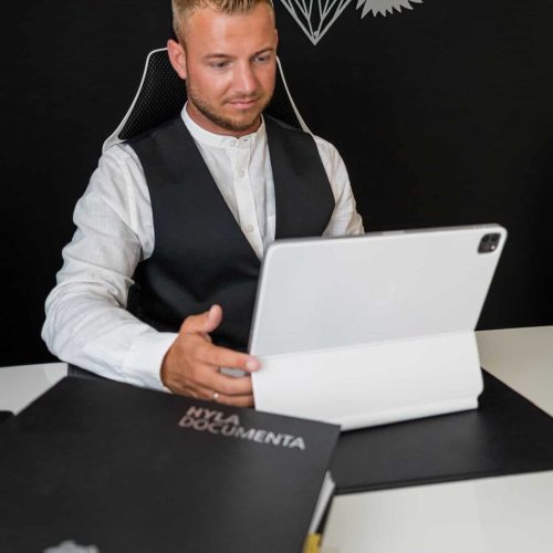 Robert Wentzlau guckt auf einen Bildschirm
