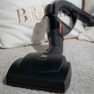 Reinigung eines Sofas mit einem Wasserstaubsauger
